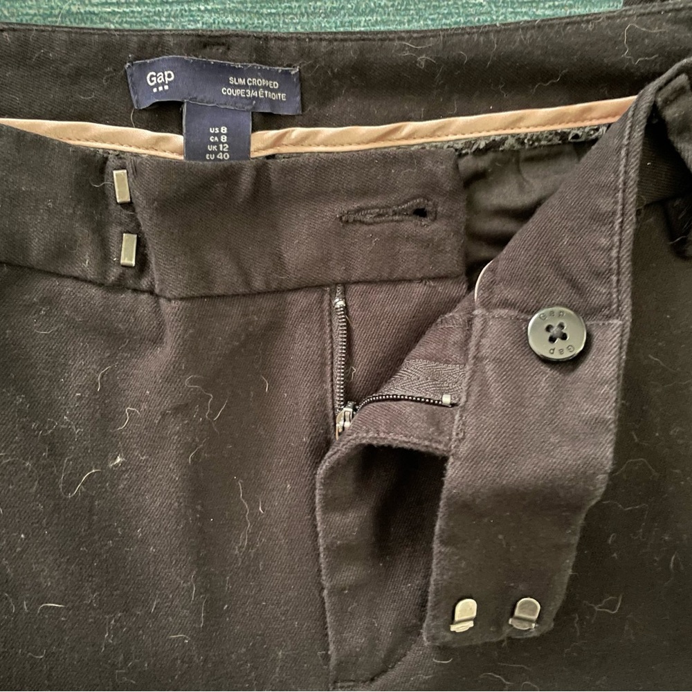 GAP Sim Cropped True Black Pants.  Size 8. Cotton/Elastane.  Great Condition!